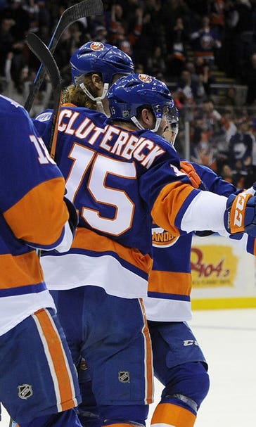 Third-period goals help Islanders snap Blackhawks' winning streak